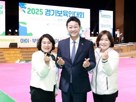 ▲ 김진경 경기도의회 의장이 지난 30일 용인 '2025년 경기보육인대회' 개회식에 참석해 보육인들과 기념 사진을 촬영하고 있다. 사진=경기도의회