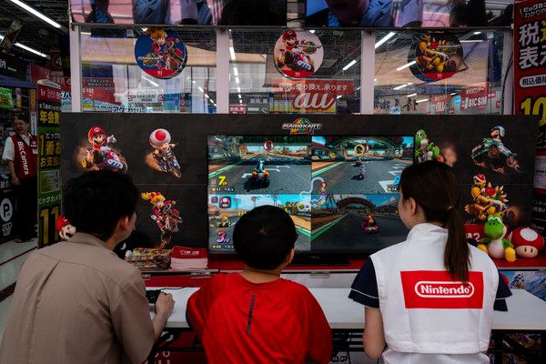 ▲ 일본 도쿄의 한 전자제품 판매점에서 어린이들과 이곳 직원이 닌텐도의 차세대 콘솔 ‘스위치2’를 체험하고 있다. 사진=뉴시스