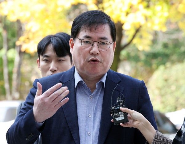 ▲ 대장동 개발 비리 의혹으로 재판에 넘겨진 유동규 전 성남도시개발공사 본부장이 31일 서울 서초구 중앙지법에서 열린 1심 선고공판에 출석하며 입장을 밝히고 있다. 사진=뉴시스