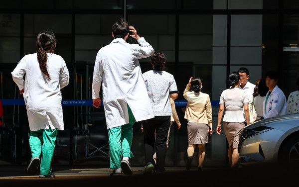 ▲ 서울 시내의 한 대학병원에서 의료진들이 이동하고 있다. 사진=뉴시스