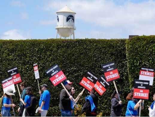 ▲ 미국작가조합(WGA) 회원들이 지난 2023년 5월 2일(현지시간) 미 캘리포니아주 로스앤젤레스의 파라마운트 영화사 스튜디오 밖에서 피켓을 들고 시위하고 있다. 사진=AP/뉴시스