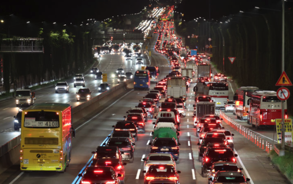 ▲ 추석 귀성 행렬이 시작된 지난 2일 오후 경부고속도로 잠원IC 하행선에 고향으로 향하는 차량들이 서행하고 있다. 사진=뉴시스