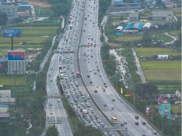 ▲ 추석 연휴 첫날인 지난 14일 경기도 경부고속 안성 IC 일대가 귀성 차량들로 정체현상을 빚고 있다. 사진=뉴시스