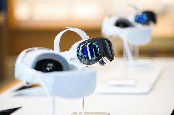 ▲ 서울 중구 애플 명동에 전시된 애플 비전 프로(Apple Vision Pro). 사진=애플