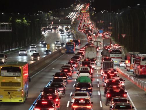 ▲ 추석 귀성 행렬이 시작된 지난 2일 오후 경부고속도로 잠원IC 하행선에 고향으로 향하는 차량들이 서행하고 있다. 사진=뉴시스