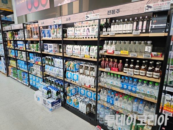 ▲ 마트의 매장에 주류가 진열되어 있다. 사진=이기봉 기자