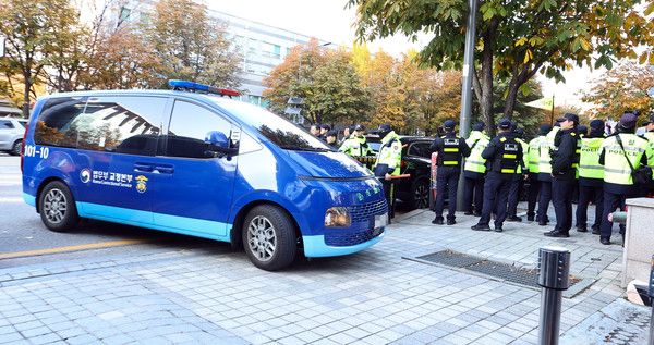 ▲ 윤석열 전 대통령이 11일 오전 서울 서초구 이명현 순직 해병 특별검사 사무실에 피의자 신분으로 출석하고 있다. 사진=뉴시스