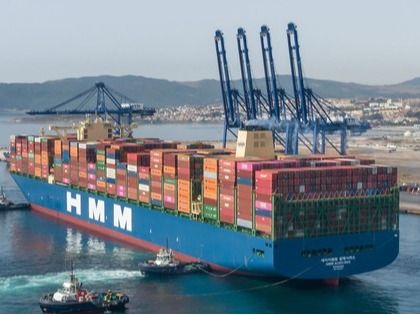 ▲ 스페인 알헤시라스 터미널(TTIA)에 기항하는 2만4000TEU급 컨테이너선 ‘HMM 알헤시라스호’. 사진=HMM