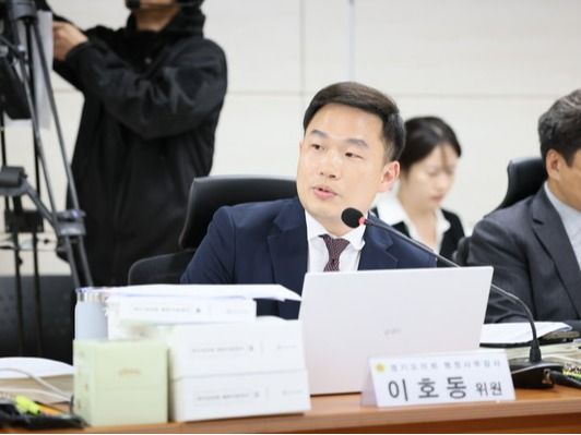 ▲ 이호동 경기도의회 교육기획위원회 소속 의원이 수원 고등학교 학군 개편 지연과 학교 공사 지연 사태 등을 지적하면서 교육지원청의 적극적인 역할과 책임 있는 대응을 촉구했다. 사진=경기도의회
