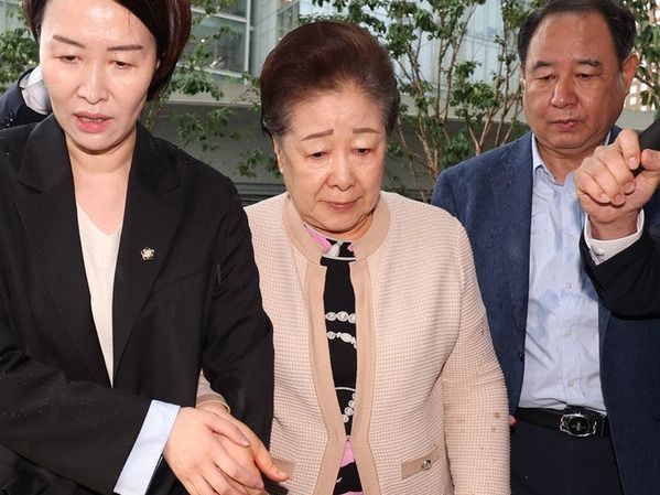 ▲ 한학자 통일교 총재가 17일 오전 서울 종로구 KT광화문빌딩 웨스트에 마련된 김건희 특검 사무실에 피의자 신분으로 출석하고 있다. 사진=뉴시스