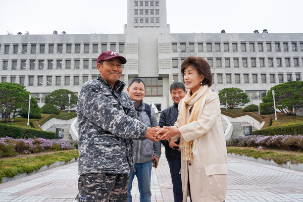 ▲ 박선영 진실화홰위원장(오른쪽)이 13일 대법원의 형제복지원 판결 이후 피해자에게 축하하고 있다. 사진=진실·화해를 위한 과거사정리위원회