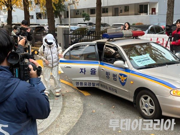 ▲ 13일 2026학년도 대학수학능력시험이 치러지는 서울시교육청 13지구 제14시험장인 여의도여자고등학교에서 한 수험생이 경찰차에서 내려 시험장으로 뛰어 들어가고 있다. 사진=투데이코리아