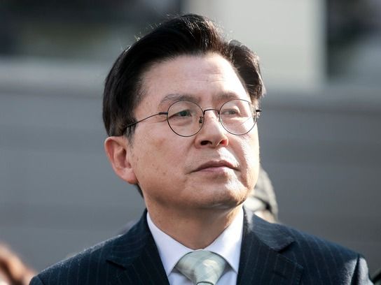 ▲ 황교안 전 국무총리가 지난달 11일 서울 종로구 헌법재판소 앞에서 열린 대한민국 수호위한 123명의 기독교인 릴레이 삭발식에 참석해 있다. 사진=뉴시스