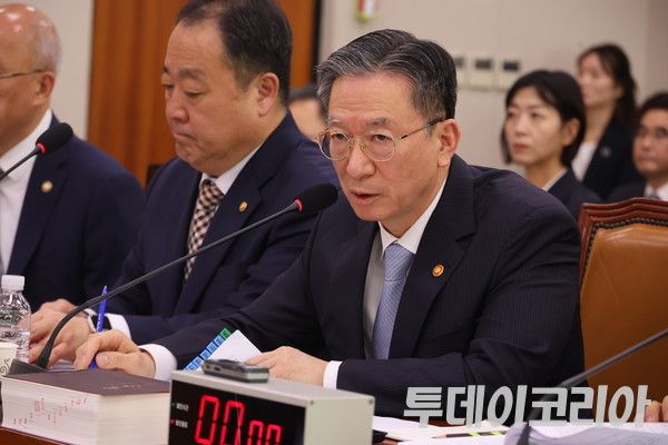 ▲ 정성호 법무부 장관이 10월 30일 서울 여의도 국회 법제사법위원회에서 열린 종합감사에서 의원 질의에 답하고 있다. 사진=투데이코리아