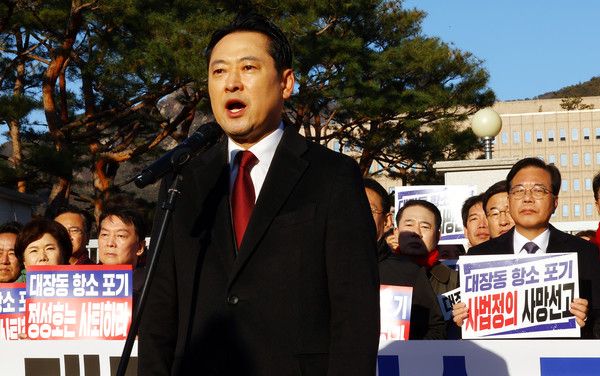 ▲ 장동혁 국민의힘 대표가 18일 오전 경기도 정부과천청사 앞에서 대장동 항소포기 외압 정성호 법무부장관 사퇴 촉구 기자회견에서 발언을 하고 있다. 사진=뉴시스