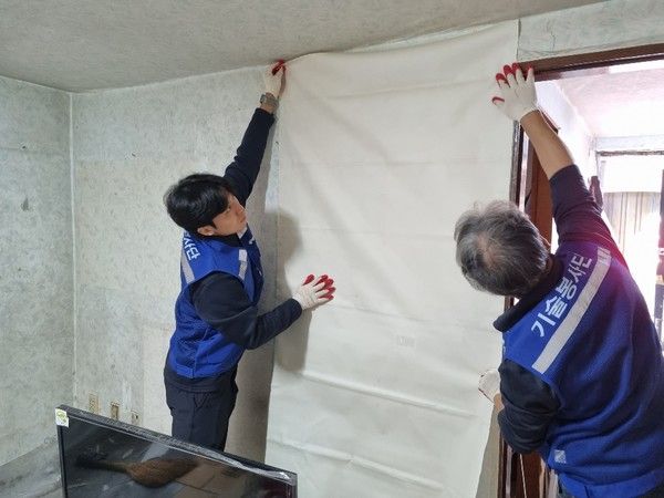 ▲ 서울시농수산식품공사 강서지사 기술봉사단이 지난 13일 여름철 침수 피해를 입은 강서구 가구를 방문해 주거환경 개선 봉사활동을 진행했다. 사진=서울시농수산식품공사