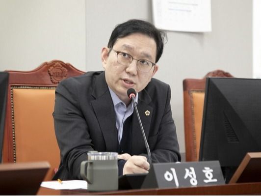 ▲ 경기도의회 이성호 의원이 기획재정위원회 종합감사에서 감사위원회를 상대로 경기연구원의 ‘부적격자 채용’ 의혹과 관련한 추가 조사가 이루어지지 않고 있다며 강하게 비판했다. 사진=경기도의회