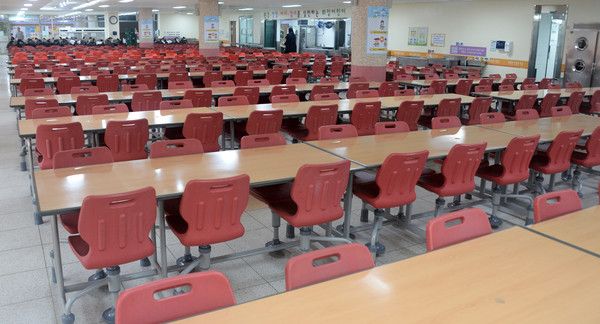 ▲ 전국 학교 급식·돌봄 업무에 종사하는 비정규직 노동자들의 총파업 날인 6일 전북 전주시 전주화정초등학교 급식실이 텅 비어 있다. 2024.12.06. 사진=뉴시스