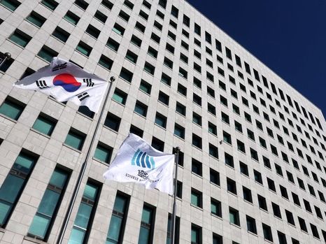 ▲ 24일 오전 서울 서초구 대검찰청에서 태극기와 검찰 깃발이 나란히 바람에 휘날리고 있다. 사진=뉴시스