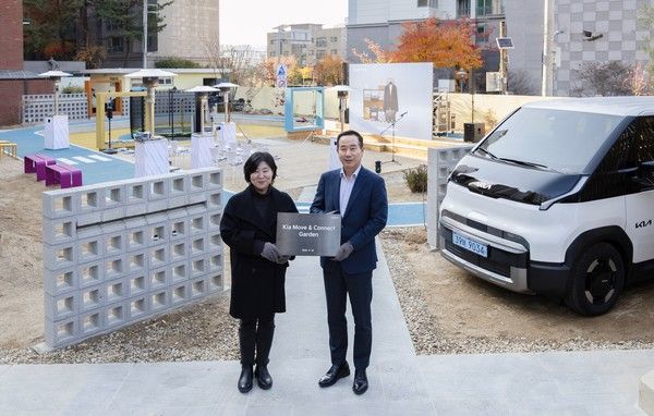 ▲ 기아 국내사업본부장 정원정 부사장(오른쪽)과 꿈나무마을 파란꿈터 허경아 원장이 'Move & Connect' 행사 기념 촬영을 하는 모습. 사진=기아