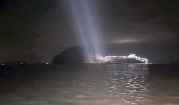 ▲ 19일 오후 전남 신안군 장산면 족도에서 승객 260여명을 태운 여객선이 좌초해 해경이 구조작업을 벌이고 있다. 사진=뉴시스