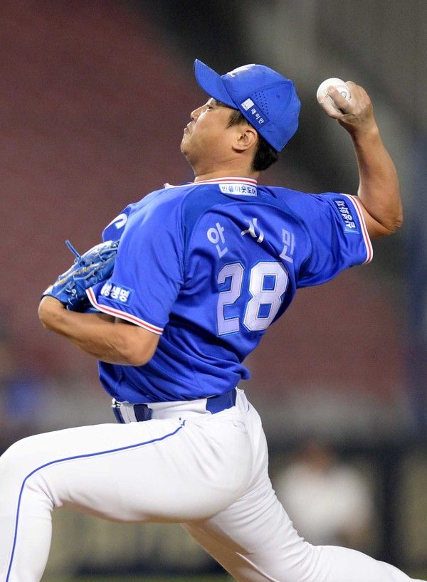 ▲ 7일 오후 서울 송파구 잠실야구장에서 열린 2016 KBO리그 LG 트윈스와 삼성 라이온즈의 경기, 8회말 삼성 안지만이 역투하고 있다. 2016.06.07. 사진=뉴시스