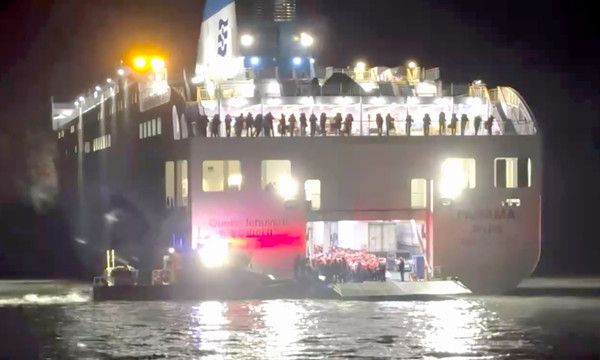 ▲ 19일 오후 전남 신안군 장산면 족도에서 승객 260여명을 태운 여객선이 좌초했다. 사진=목포해양경찰서