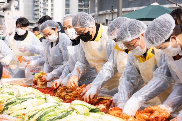 ▲ 서울시농수산식품공사가 지난 17일 가락몰 3층 하늘공원에서 ‘2025 김장나눔 시민대축제’를 진행했다. 사진=서울시농수산식품공사
