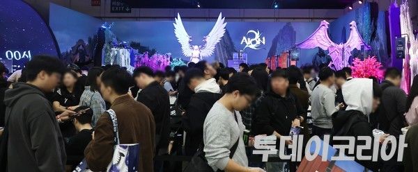 ▲ ▲ 14일 부산 벡스코에서 열린 ‘G-STAR(지스타) 2025’에 마련된 엔씨 부스에 게임을 시연하려는 관람객들로 북적이고 있다. 사진=투데이코리아