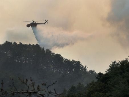 ▲ 사흘째 이어지고 있는 울진·삼척 산불을 막기 위해 공중 진화 작업 중인 헬기.