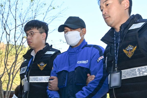 ▲ 전남 신안 해상에서 발생한 퀸제누비아2호 좌초 사고로 긴급체포된 인도네시아 국적 조타수 B(41)씨가 22일 오후 전남 목포시 광주지방법원 목포지원에서 진행되는 구속 전 피의자신문(영장실질심사)에 출석하기 위해 법정으로 들어서고 있다. 사진=뉴시스