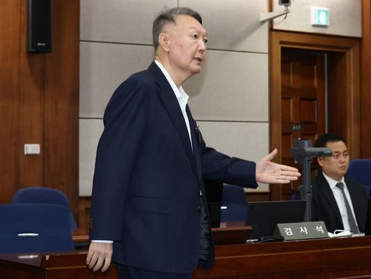 ▲ 윤석열 전 대통령이 서울 서초구 서울중앙지법에서 열린 특수공무집행방해, 직권남용 권리행사방해 등 혐의 사건 첫 공판에 출석하고 있다. 사진=뉴시스