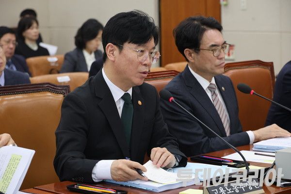 ▲ 김영훈 고용노동부 장관이 지난달 30일 기후에너지환경노동위원회 국정감사에 출석해 발언하고 있다. 사진=이기봉 기자