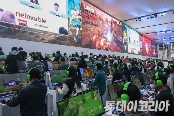 ▲ ‘G-STAR(지스타) 2025’에 마련된 넷마블 부스에서 관람객들이 게임을 시연하고 있다. 사진=투데이코리아