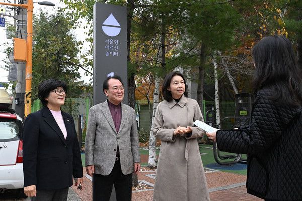 ▲ 최호정 서울시의회 의장이 지난 24일 초고령 시대를 맞아 자치구마다 조성 중인 어르신 놀이터와 어르신들을 주·야간으로 돌보는 어르신 돌봄 시설을 방문했다. 사진=서울시의회