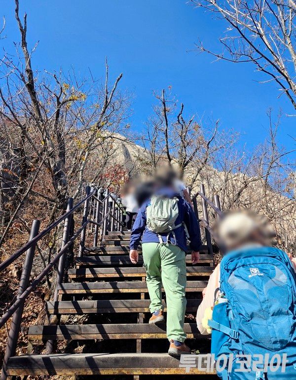 ▲ 서울 북한산 국립공원을 찾은 등산객들이 산행을 즐기고 있다. 사진=투데이코리아