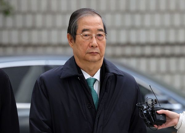 ▲ 12·3 비상계엄 관련 내란 방조 등 혐의를 받는 한덕수 전 국무총리가 26일 서울 서초구 서울중앙지방법원에서 열린 결심 공판에 출석하고 있다. 사진=뉴시스