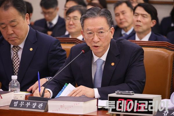 ▲ 정성호 법무부 장관이 지난 10월 30일 서울 여의도 국회 법제사법위원회에서 열린 종합감사에서 의원 질의에 답하고 있다. 사진=투데이코리아