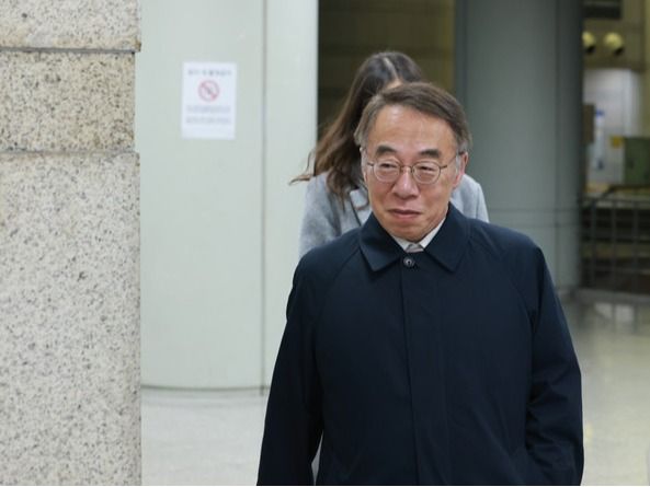 ▲ ‘사법농단’ 의혹을 받는 임종헌 전 법원행정처 차장이 27일 서울 서초구 서울고등법원에서 열린 직권남용 권리행사 방해 등 혐의 항소심 선고공판을 마치고 청사 밖으로 나서고 있다. 임 전 법원행정처 차장은 2심 항소심 선고공판에서 징역 2년, 집행유예 3년을 선고 받았다. 사진=뉴시스