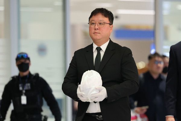 ▲ 캄보디아 범죄단지에서 고문을 당해 숨진 한국인 대학생 A(22)씨의 유해가 21일 오전 인천국제공항 2터미널을 통해 송환되고 있다. 2025.10.21. 사진=뉴시스