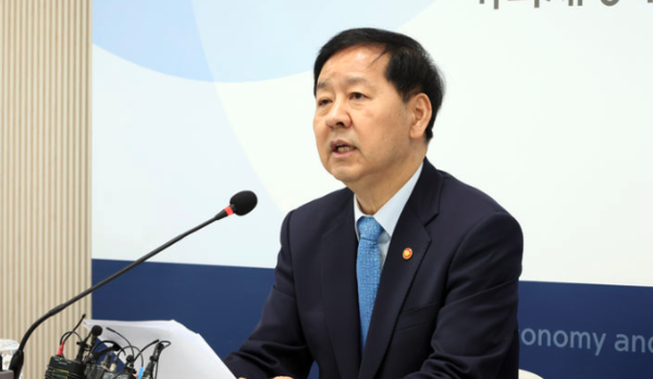 ▲ 구윤철 부총리 겸 기획재정부 장관이 26일 세종시 정부세종청사에서 열린 출입기자 간담회에서 외환시장 등 최근 경제상황을 설명하고 있다. 사진=뉴시스