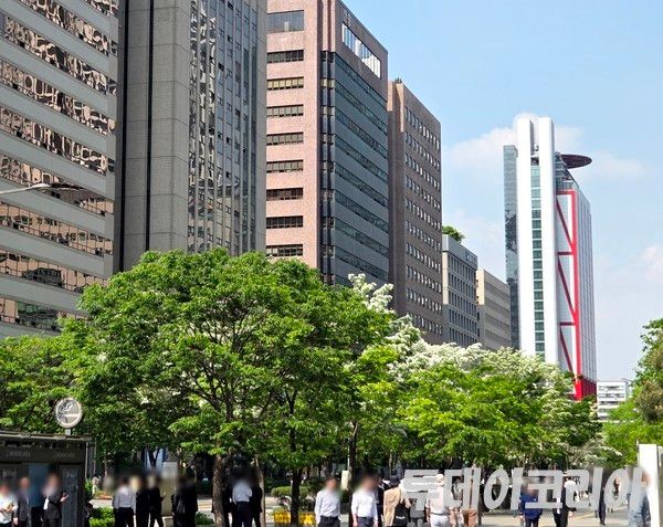 ▲ 여의도 증권가에서 시민들이 발걸음을 옮기고 있다. 사진=투데이코리아