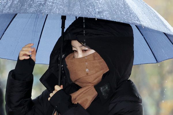 ▲ 음주운전 및 불법숙박업 혐의로 1심에서 벌금형을 선고받은 문재인 전 대통령의 딸 문다혜 씨가 27일 서울 마포구 서울서부지방법원에서 열린 항소심 1차 공판기일에 출석하고 있다. 사진=뉴시스