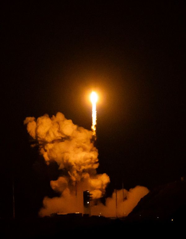 ▲ 한국형 발사체 누리호가 27일 새벽 전남 고흥군 나로우주센터에서 발사되고 있다. 민간 기업인 한화에어로스페이스가 기술 이전을 통해 발사체 제작 전 과정을 주관한 누리호 4호기는 오로라·대기광 관측과 우주 자기장·플라스마 측정 등을 위한 위성 13기가 탑재됐다. 사진=뉴시스