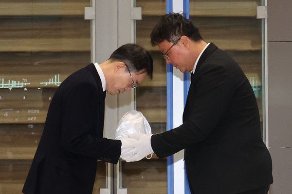 ▲ 캄보디아 범죄단지에서 고문을 당해 숨진 한국인 대학생 A(22)씨의 유해가 21일 오전 인천국제공항 2터미널을 통해 송환돼 안중만 경북경찰청 형사기동대장에게 인수되고 있다. 2025.10.21. 사진=뉴시스