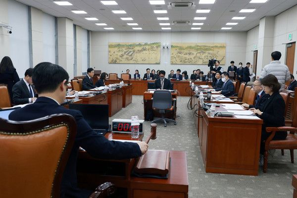 ▲ 김영호 국회 교육위원장이 27일 서울 여의도 국회에서 교육위원회 전체회의를 개의하고 있다. 사진=뉴시스
