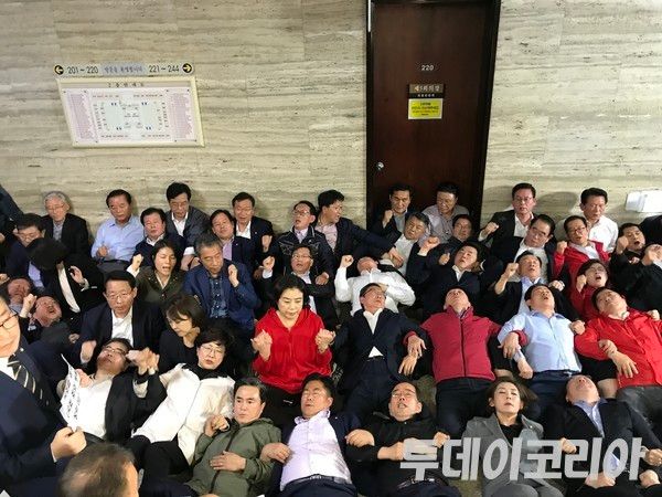 ▲ 당시 자유한국당 나경원 원내대표 등 의원들이 26일 밤 사개특위 회의가 예정된 서울 여의도 국회 220호 회의실 앞에 드러누워 국회 사법개혁특별위원장인 더불어민주당 이상민 의원 등 사개특위 위원들의 진입을 막고 있다. 사진=투데이코리아