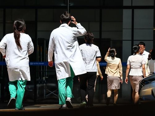 ▲ 서울 시내의 한 대학병원에서 의료진들이 이동하고 있다. 사진=뉴시스