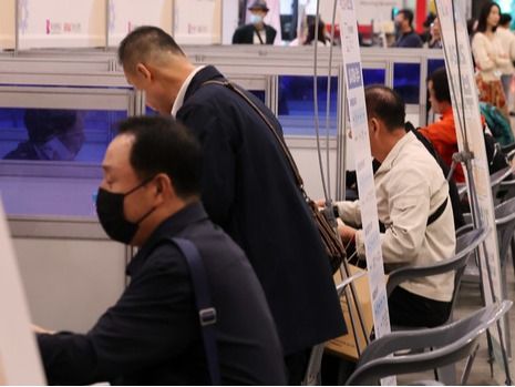 ▲ '2024 부산 잡(JOB) 페스티벌'이 열린 24일 부산 해운대구 벡스코 제1전시장에서 중장년 구직자들이 노인일자리사업 참여상담을 하고 있다. 사진=뉴시스