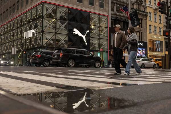 ▲ 지난 4월 7일(현지시간) 시민들이 뉴욕의 5번가 푸마 매장을 지나가고 있다. 사진=뉴시스